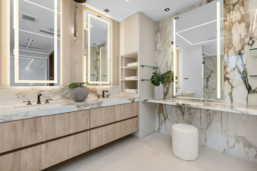 Primary bath, 3209